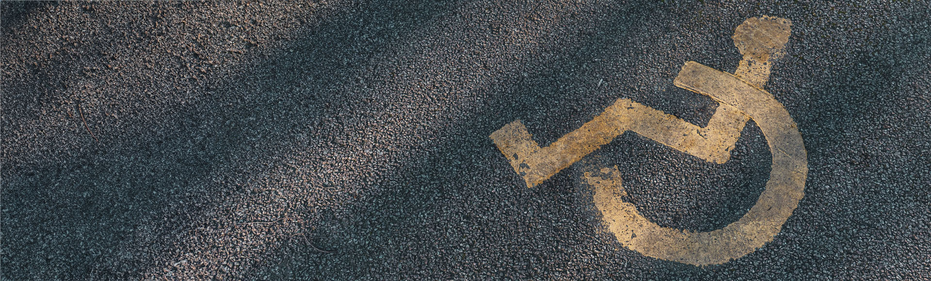 Headerbild zeigt ein Rollstuhlsymbol auf einer Straße